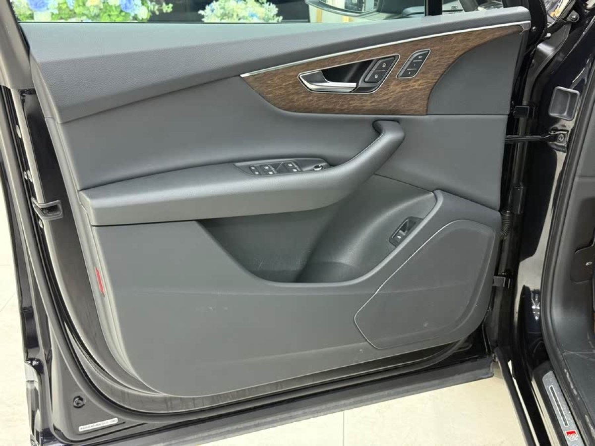 奧迪 奧迪Q7  2023款 55 TFSI quattro S line運(yùn)動(dòng)型圖片