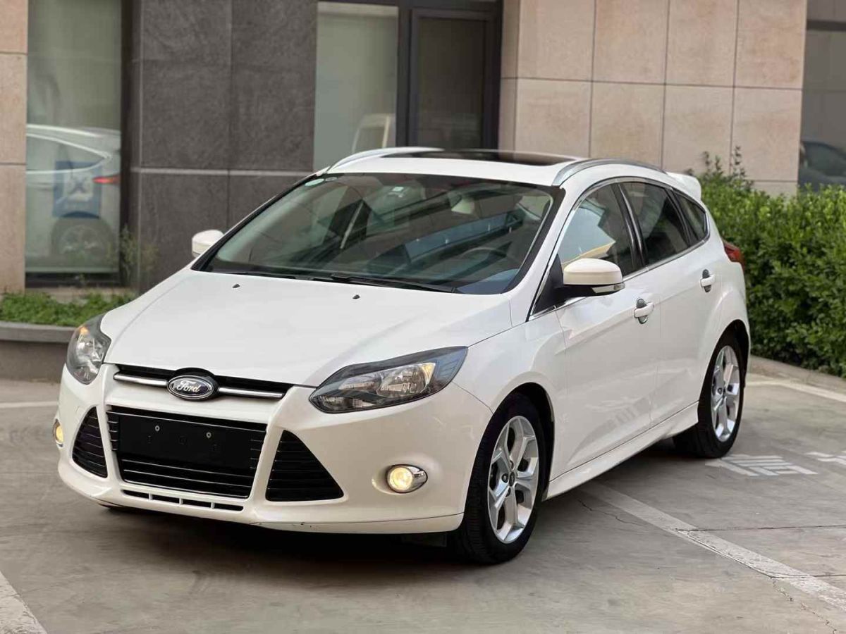 福特 ?？怂? 2014款 兩廂經(jīng)典 1.8L 手動(dòng)酷白典藏版圖片