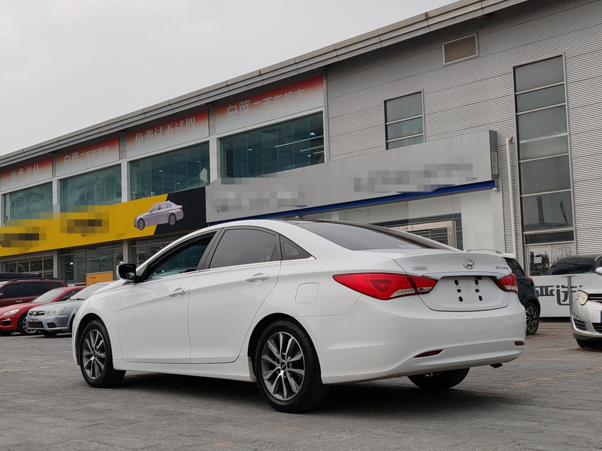 現(xiàn)代 索納塔  2015款 經(jīng)典 2.0L 自動(dòng)領(lǐng)先版圖片