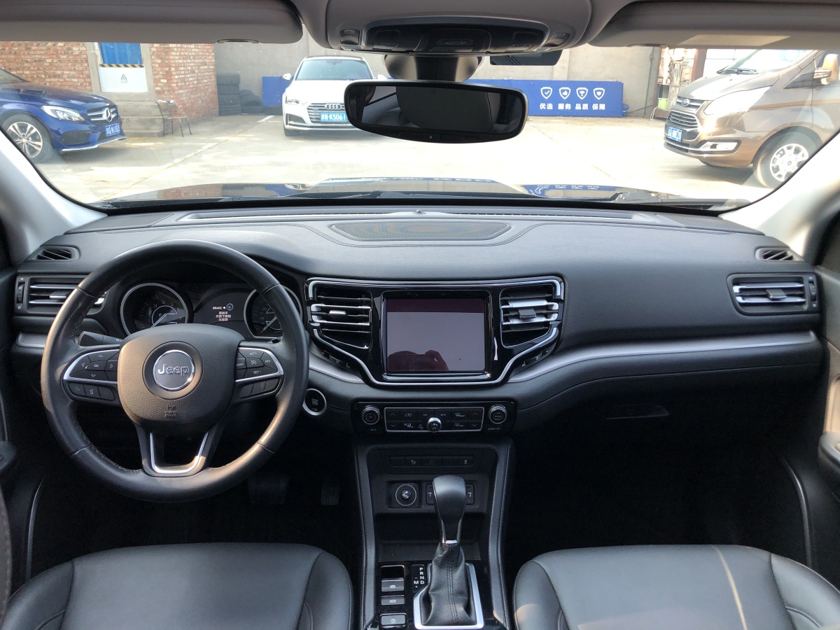 Jeep 指揮官  2018款 2.0T 兩驅(qū)進(jìn)享版圖片
