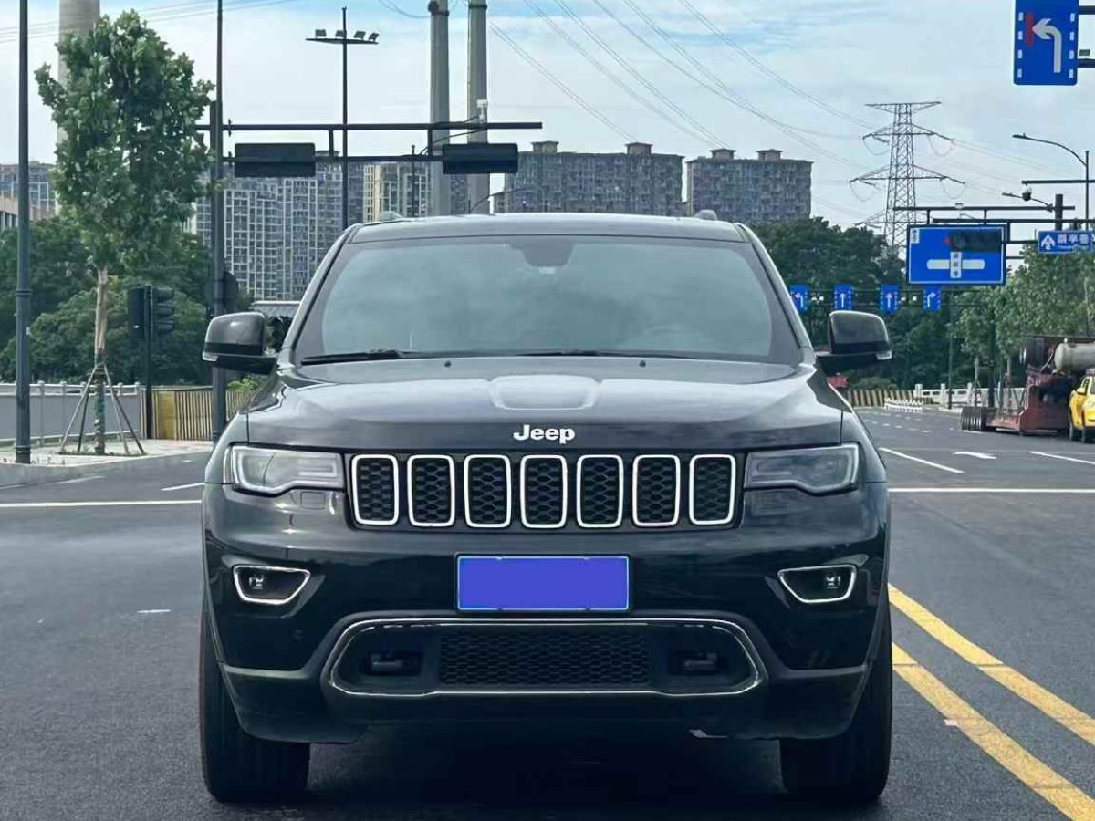 Jeep 大切諾基  2019款 3.0L 專業(yè)導(dǎo)航版圖片