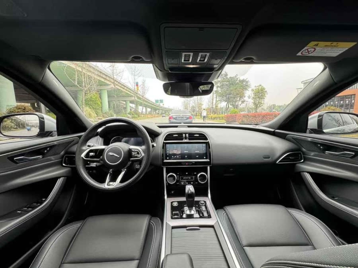 捷豹 XEL  2023款 2.0T 200PS R-DYNAMIC 青春運(yùn)動(dòng)版圖片