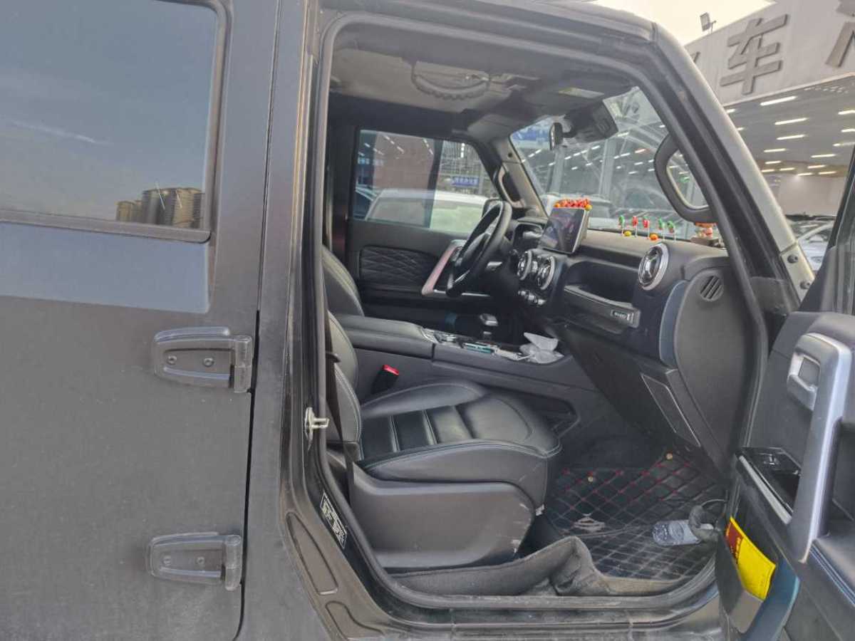 北京 BJ40  2021款 2.0D 自動(dòng)四驅(qū)刀鋒英雄版?zhèn)b客型圖片