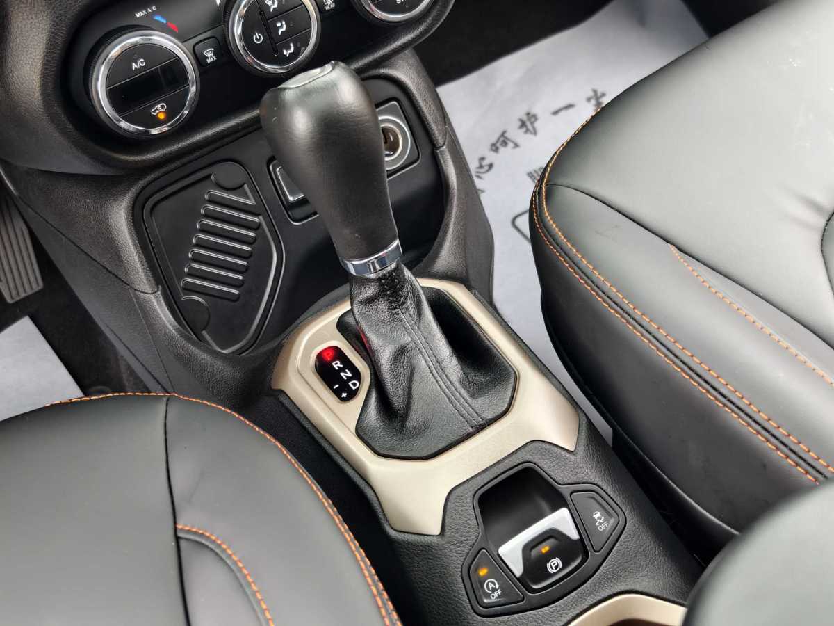 Jeep 自由俠  2018款 互聯(lián)大屏版 180T 自動(dòng)勁能版圖片