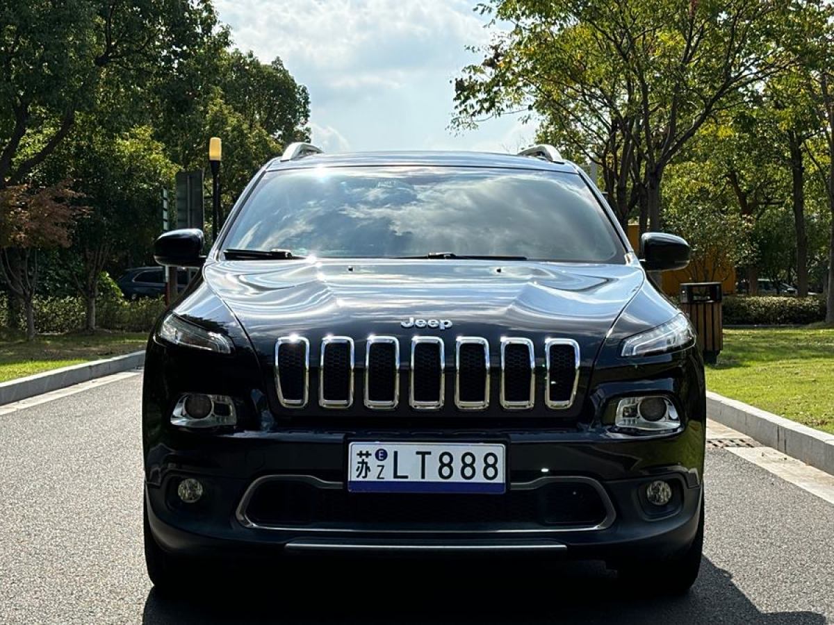 Jeep 自由光  2020款 2.0L 兩驅(qū)經(jīng)典運(yùn)動(dòng)版圖片