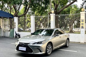 ES 雷克薩斯 300h 卓越版