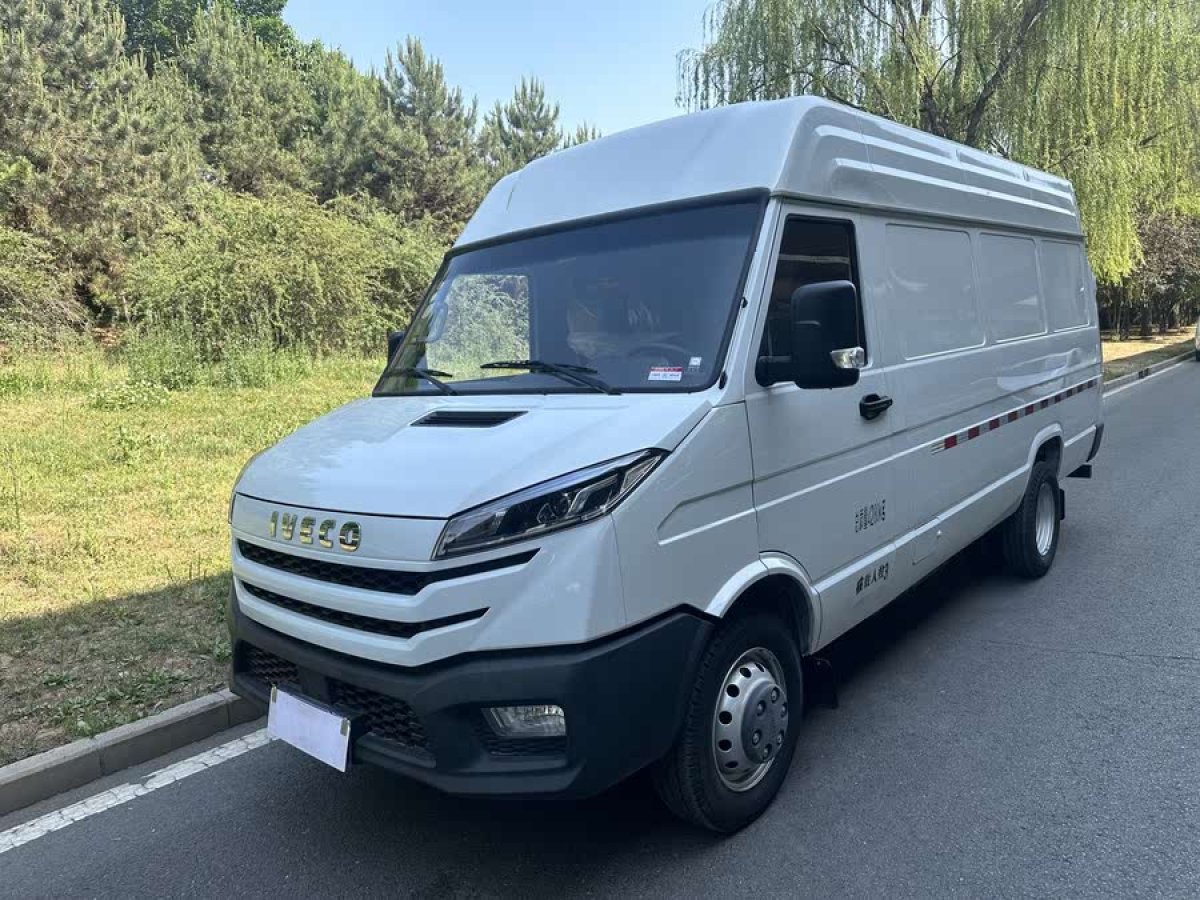 依維柯 得意  2023款 2.5T V40廂式運(yùn)輸車長(zhǎng)軸中頂雙胎手動(dòng)門2-3座圖片