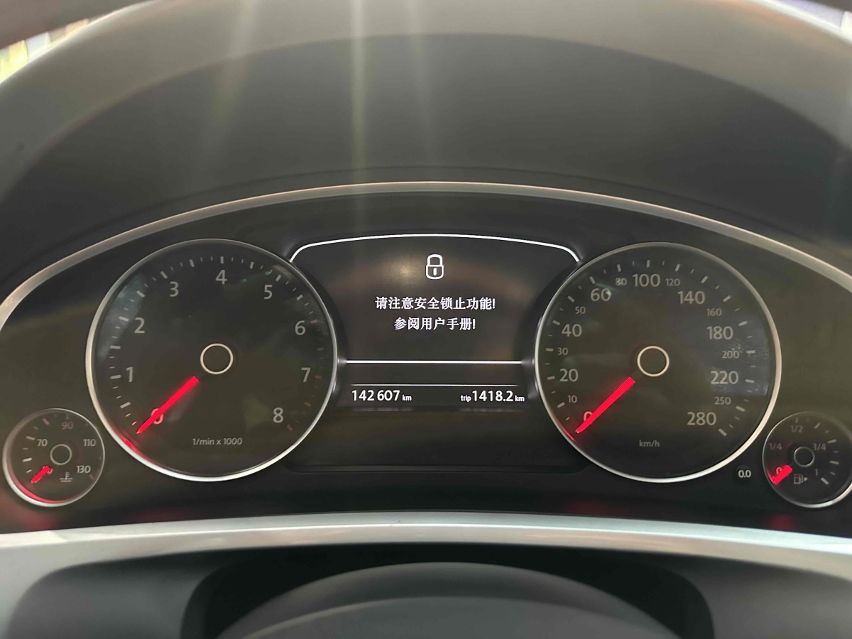 2014年3月大眾 途銳  2014款 3.0TSI 黑色探險(xiǎn)者