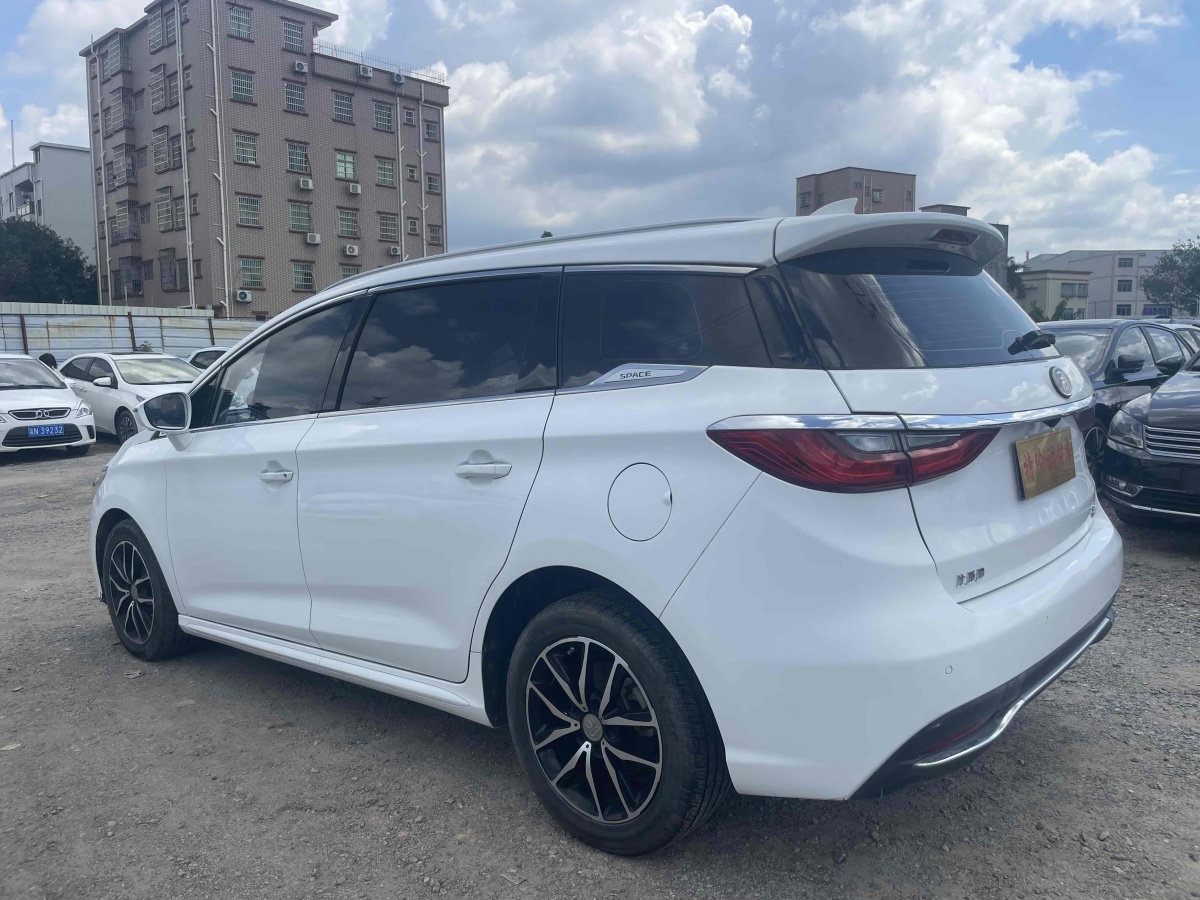 比亞迪 宋MAX  2017款 1.5T 自動智聯(lián)尊貴型 7座圖片