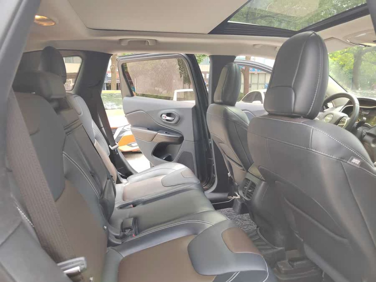 Jeep 自由光  2016款 2.4L 優(yōu)越版圖片