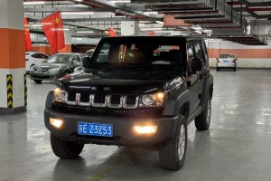 BJ40 北京 40L 2.0T 手動(dòng)四驅(qū)尊貴版