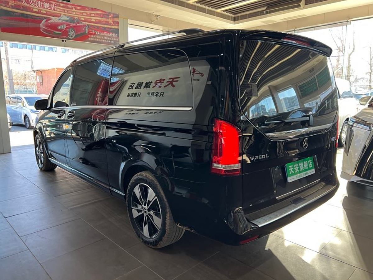 奔馳 V級(jí)  2022款 V 260 L 長(zhǎng)軸距尊貴版圖片