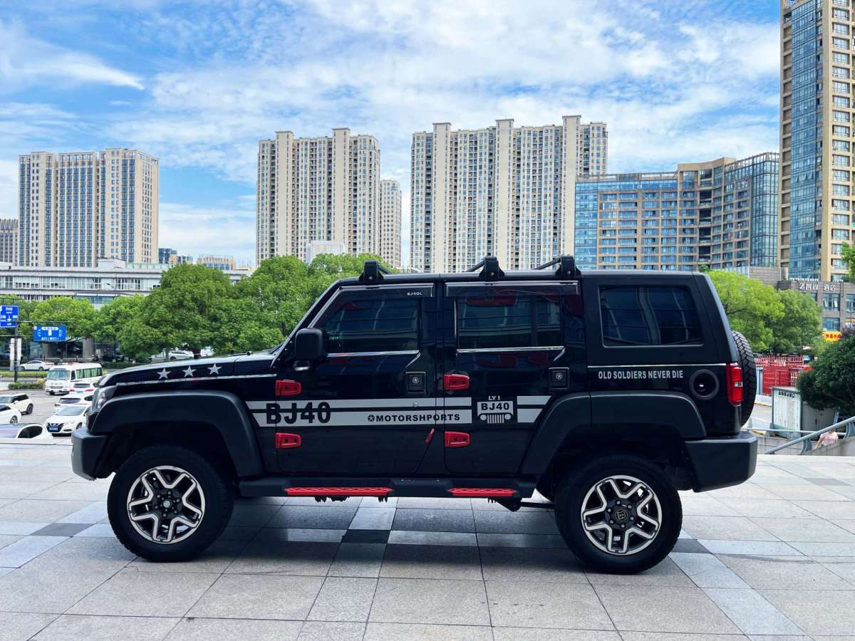 北京 BJ40  2017款 40L 2.3T 自動四驅(qū)環(huán)塔冠軍版圖片