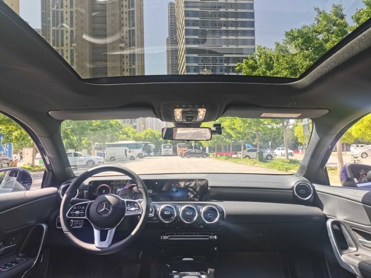 奔馳 奔馳A級(jí)  2020款 改款二 A 180 L 運(yùn)動(dòng)轎車(chē)圖片