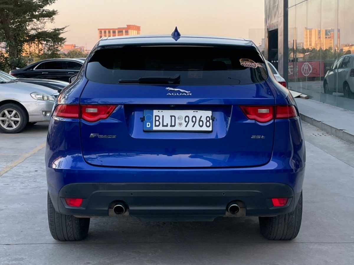 捷豹 F-PACE  2018款 2.0T 兩驅(qū)都市尊享版圖片