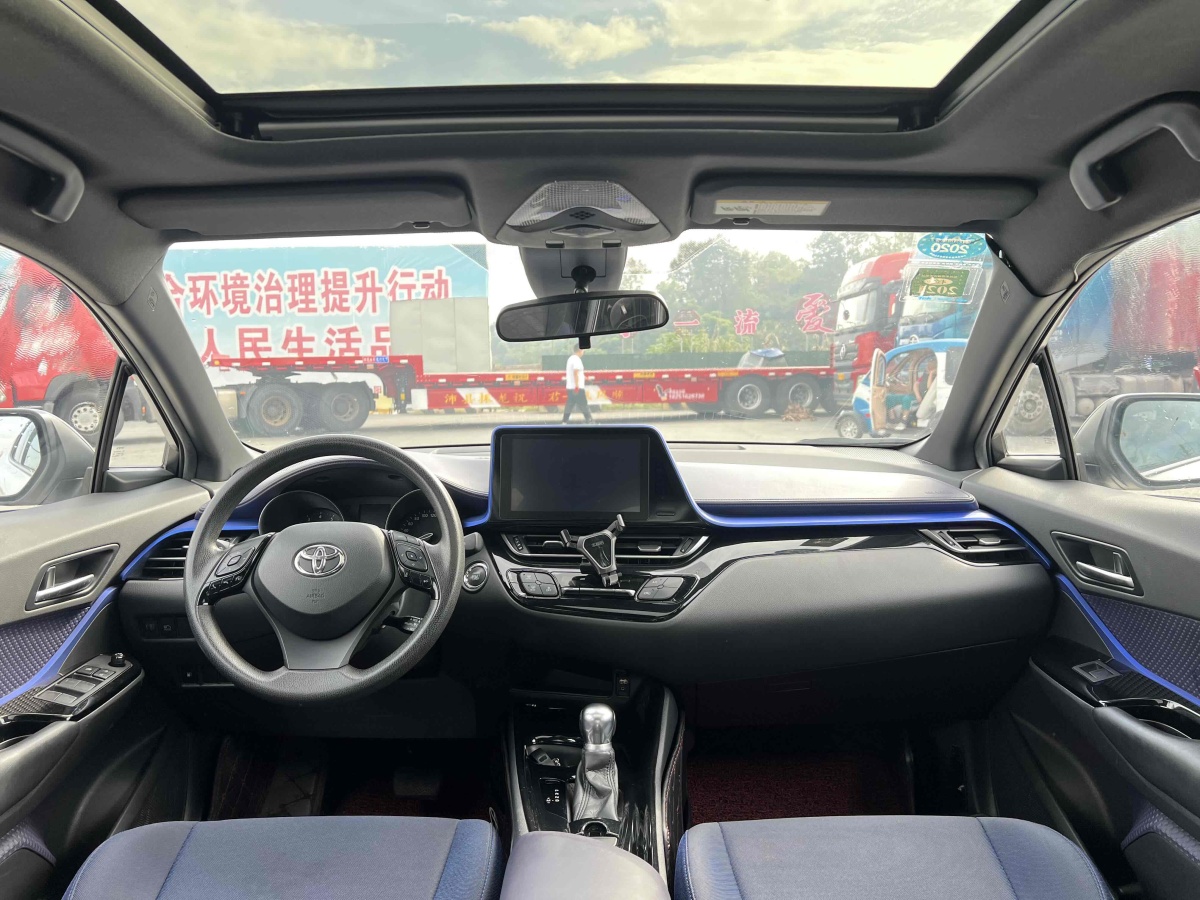 豐田 C-HR  2018款 2.0L 領(lǐng)先天窗版 國V圖片