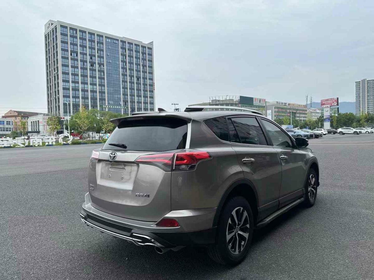 2018年9月豐田 RAV4榮放  2018款 2.0L CVT兩驅(qū)風(fēng)尚X版