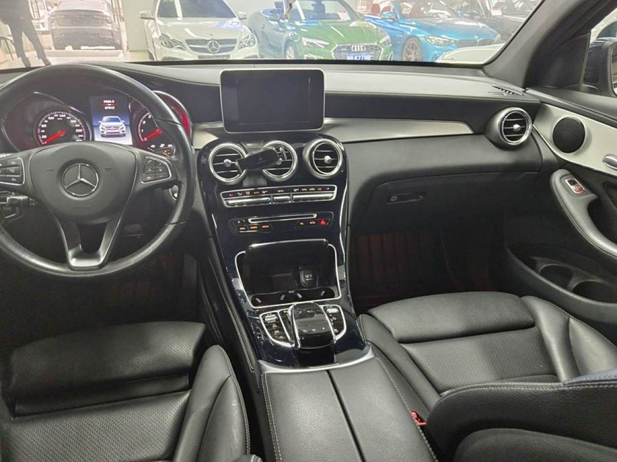 2019年1月奔馳 奔馳GLC  2023款 GLC 300 4MATIC 轎跑SUV