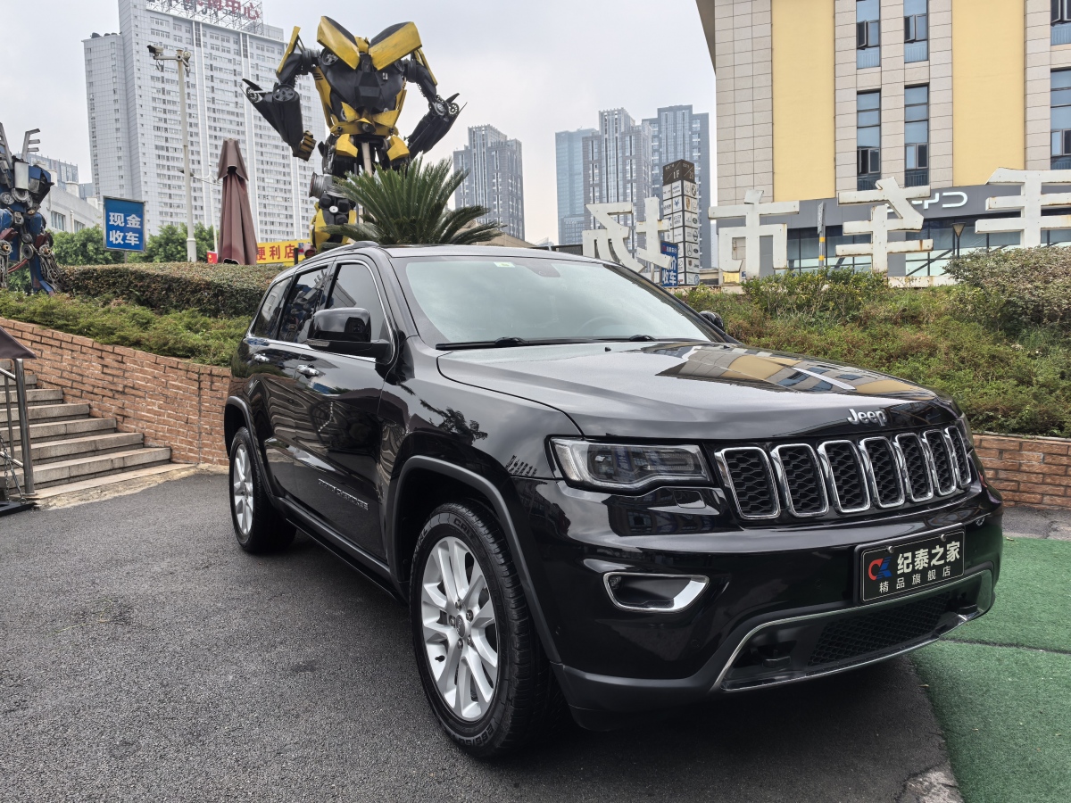 2018年10月Jeep 大切諾基  2017款 3.0L 精英導(dǎo)航版