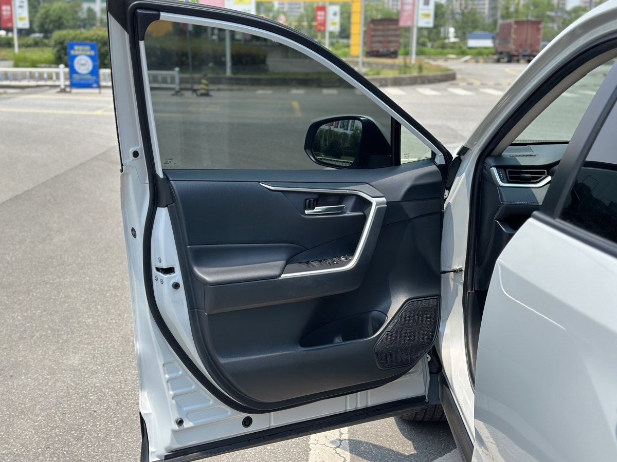 豐田 RAV4榮放  2020款 雙擎  2.5L CVT兩驅(qū)精英版圖片