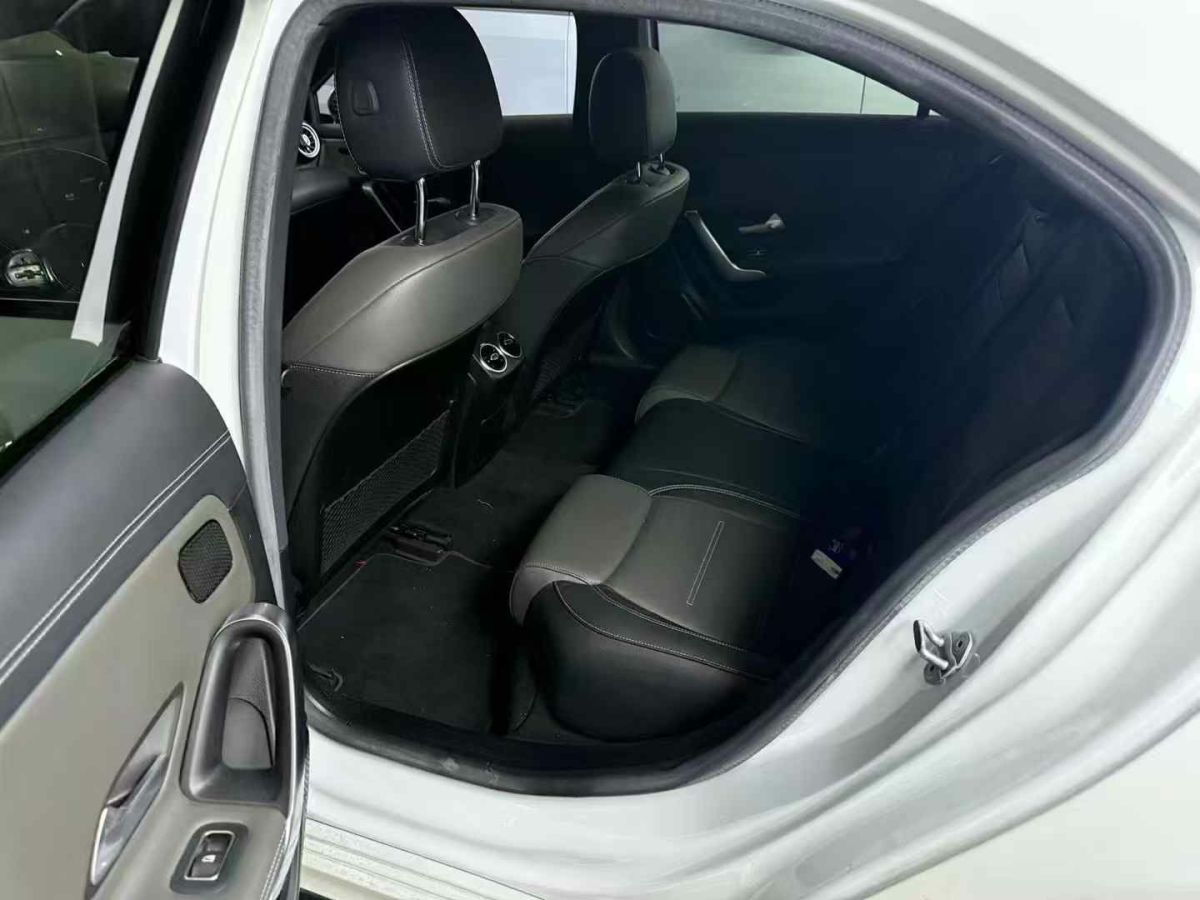奔馳 奔馳GLE  2020款  GLE 350 4MATIC 時(shí)尚型圖片