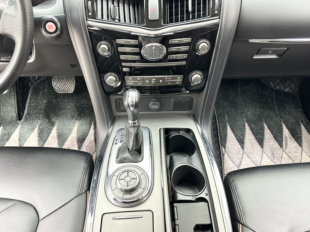 日產(chǎn) 途樂(lè)  2018款 4.0L 鉑金型圖片