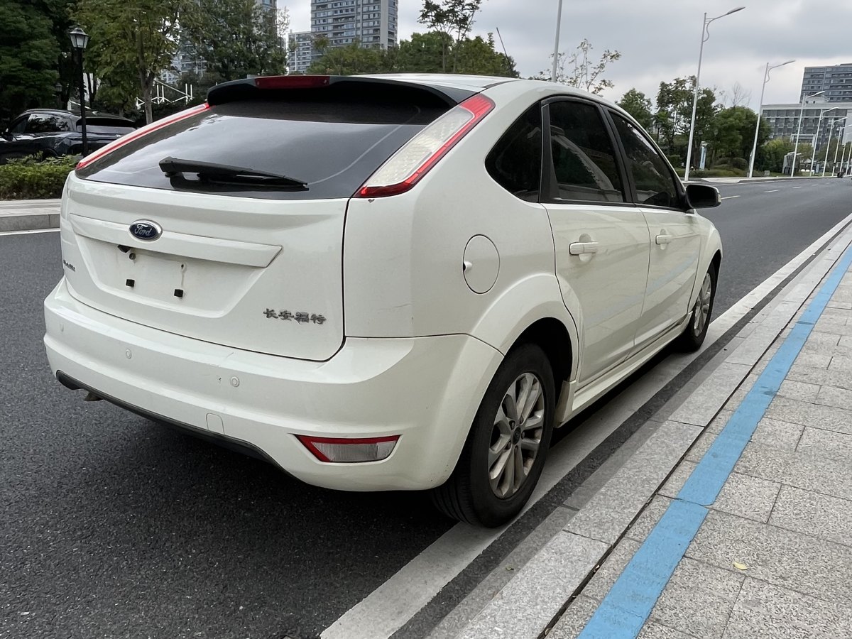 福特 ?？怂? 2013款 兩廂經(jīng)典 1.8L 手動時尚型圖片