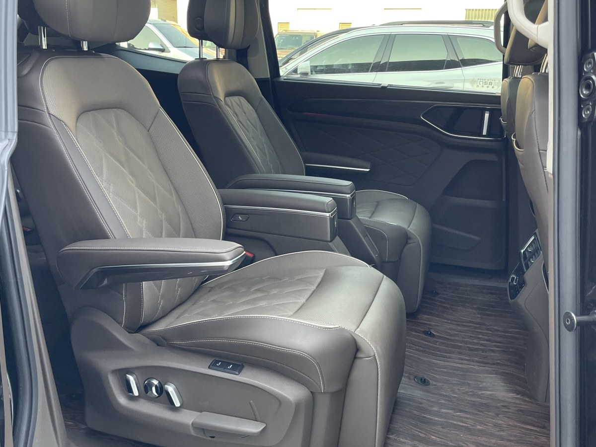 大眾 威然  2023款 改款 380TSI 尊貴版圖片