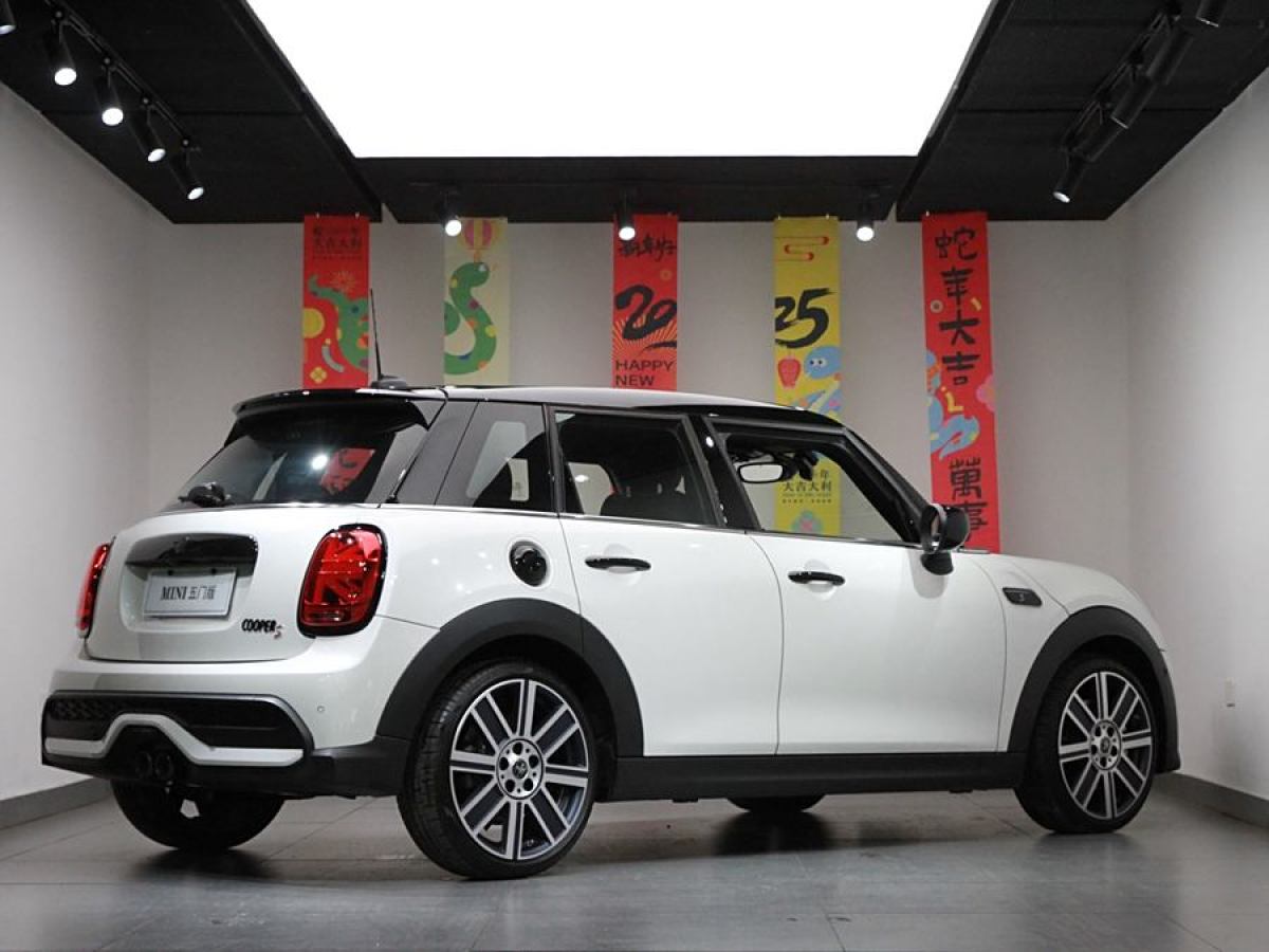 MINI MINI  2023款 2.0T COOPER S 藝術(shù)家 五門版圖片