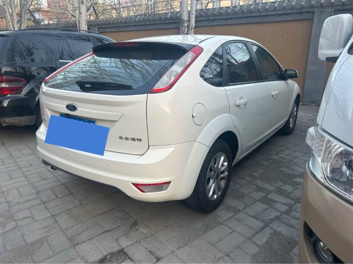 福特 ?？怂? 2013款 兩廂經(jīng)典 1.8L 手動(dòng)百萬(wàn)紀(jì)念版圖片
