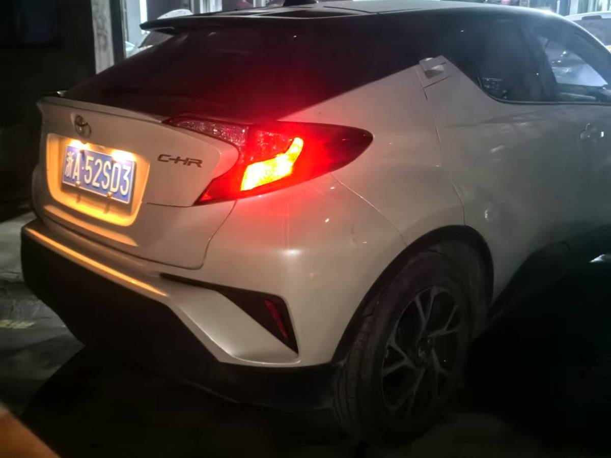 豐田 C-HR  2018款 2.0L 領(lǐng)先天窗版 國(guó)VI圖片