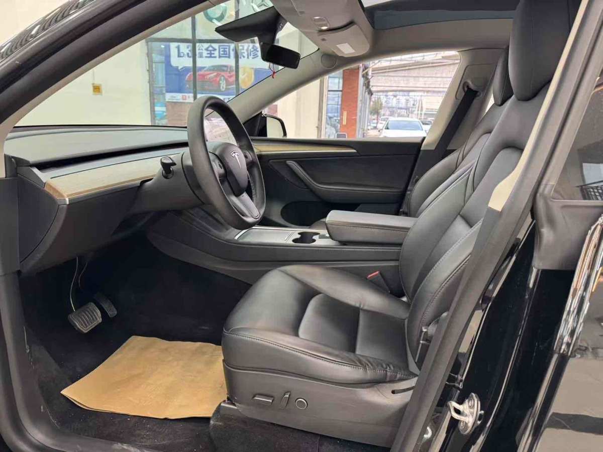 特斯拉 Model Y  2021款 標(biāo)準(zhǔn)續(xù)航后驅(qū)版圖片