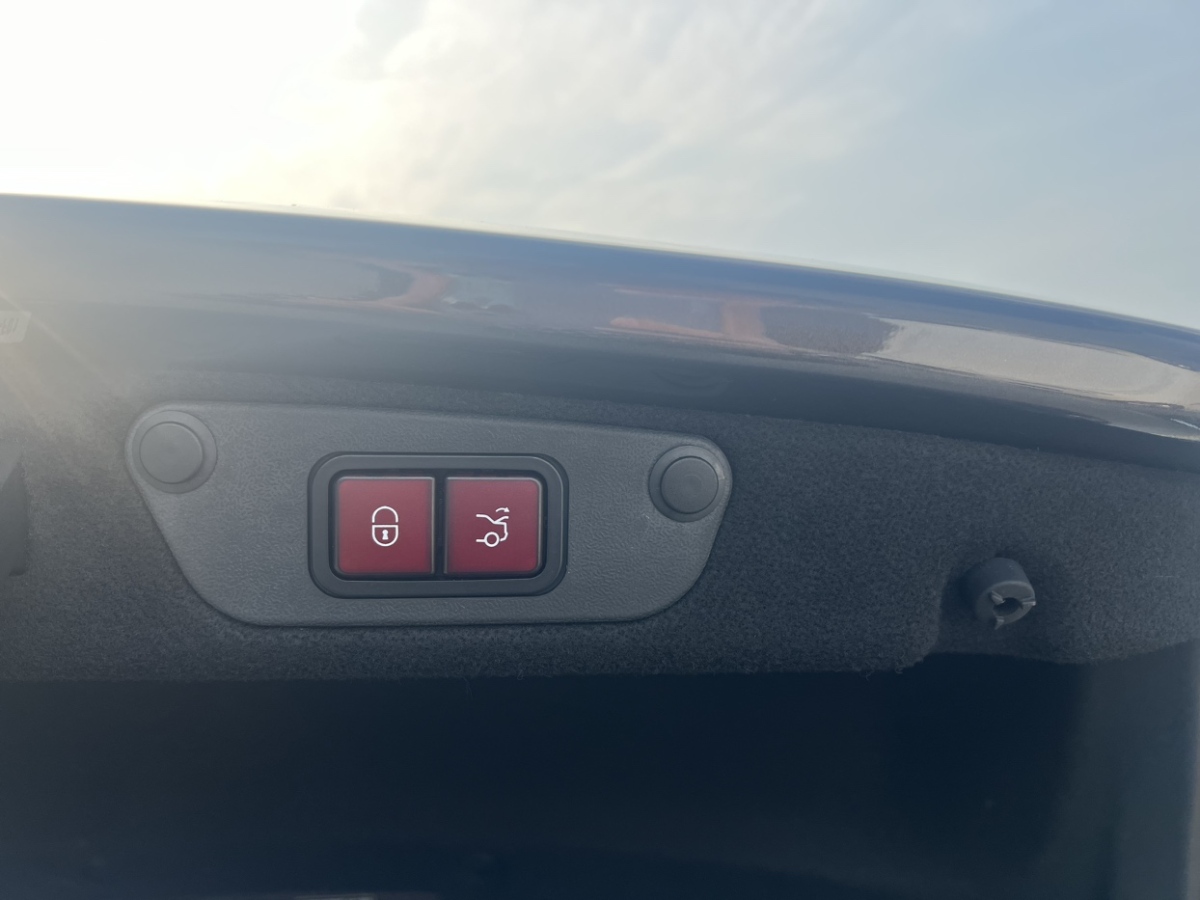 2015年6月奔驰 奔驰C级  2016款 C 200 L