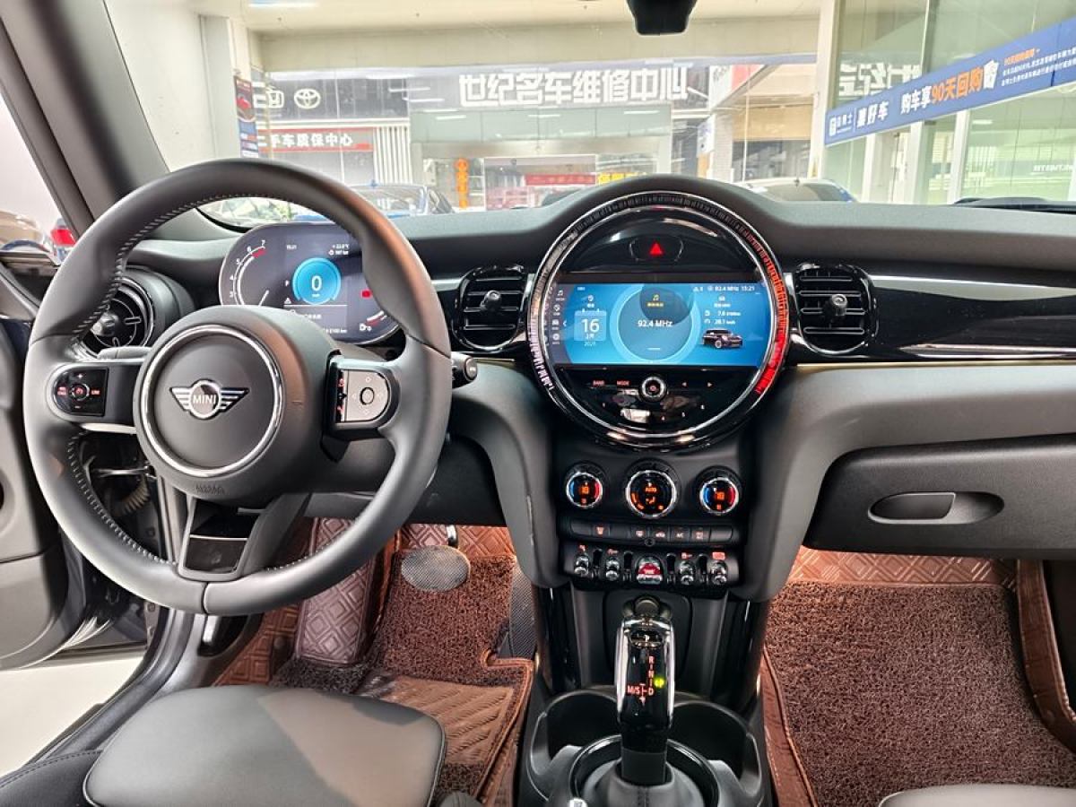 MINI MINI  2023款 改款 1.5T COOPER 藝術(shù)家圖片