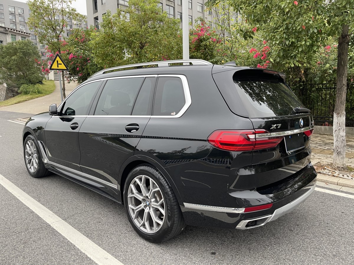 寶馬 寶馬X7  2021款 改款 xDrive40i 領(lǐng)先型豪華套裝圖片