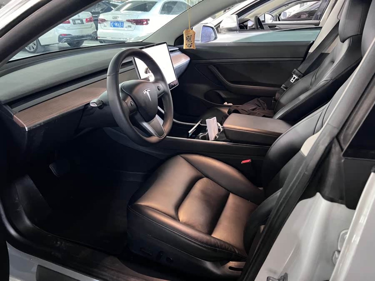 特斯拉 Model 3  2020款 改款 標(biāo)準(zhǔn)續(xù)航后驅(qū)升級(jí)版圖片