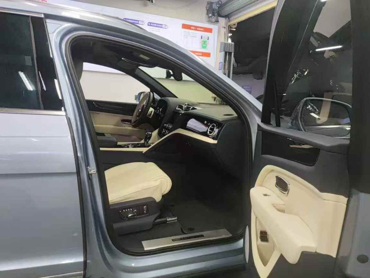 賓利 添越  2023款 4.0T V8 長軸距版圖片