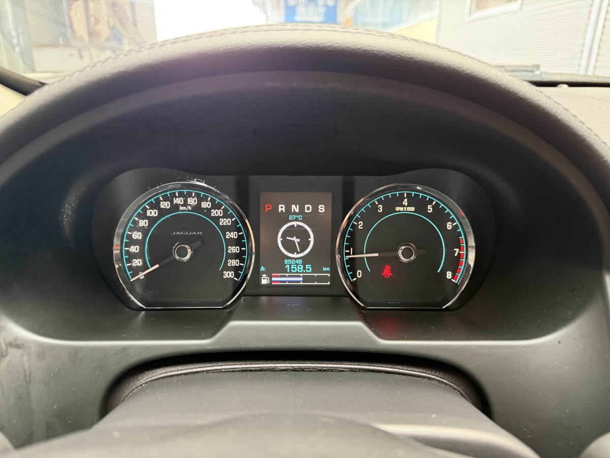 捷豹 XF  2015款 XF 2.0T 豪華版圖片