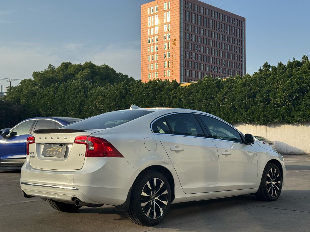 沃爾沃 S60  2014款 2.0T T5 個(gè)性運(yùn)動(dòng)版(改款)圖片