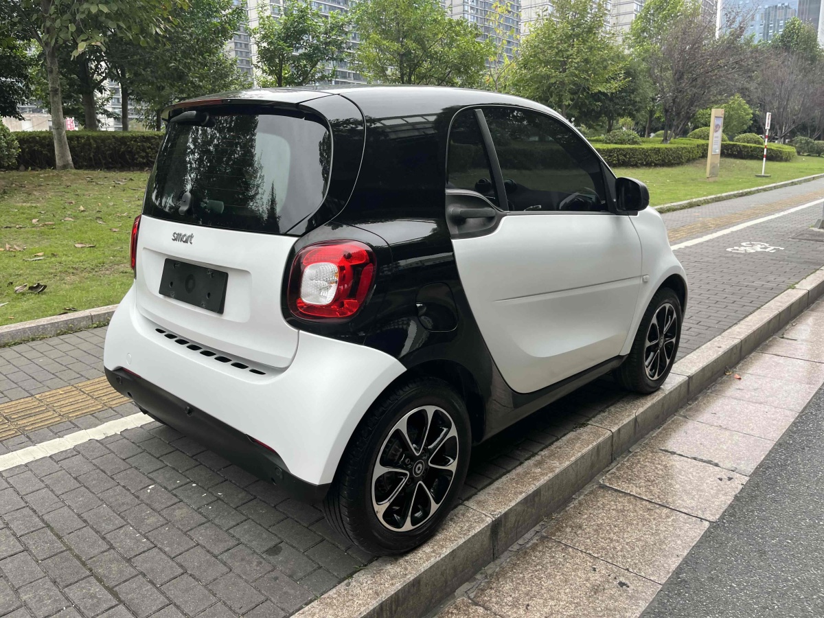 2017年5月smart fortwo  2017款 1.0L 52千瓦魅藍(lán)特別版