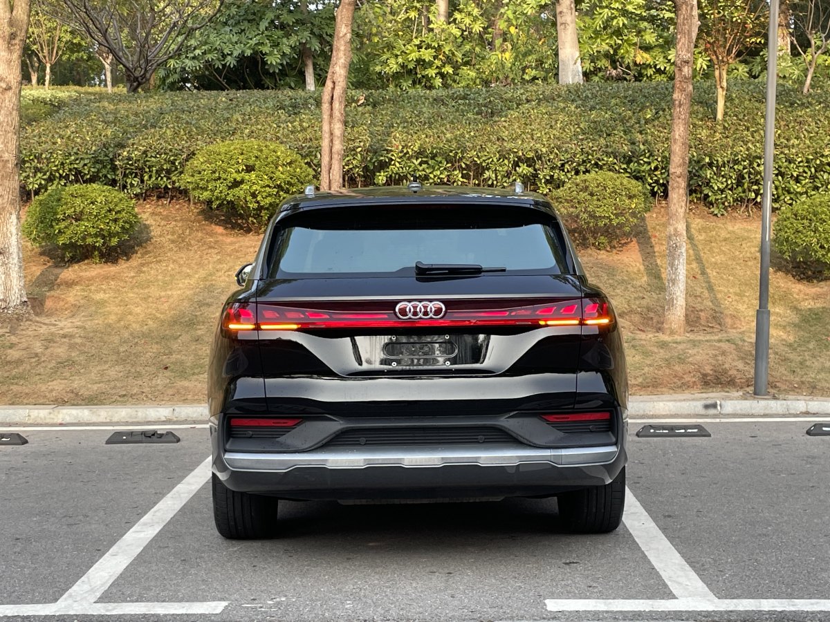 奧迪 奧迪Q6  2022款 45 TFSI quattro 齊云型 羽林套裝圖片