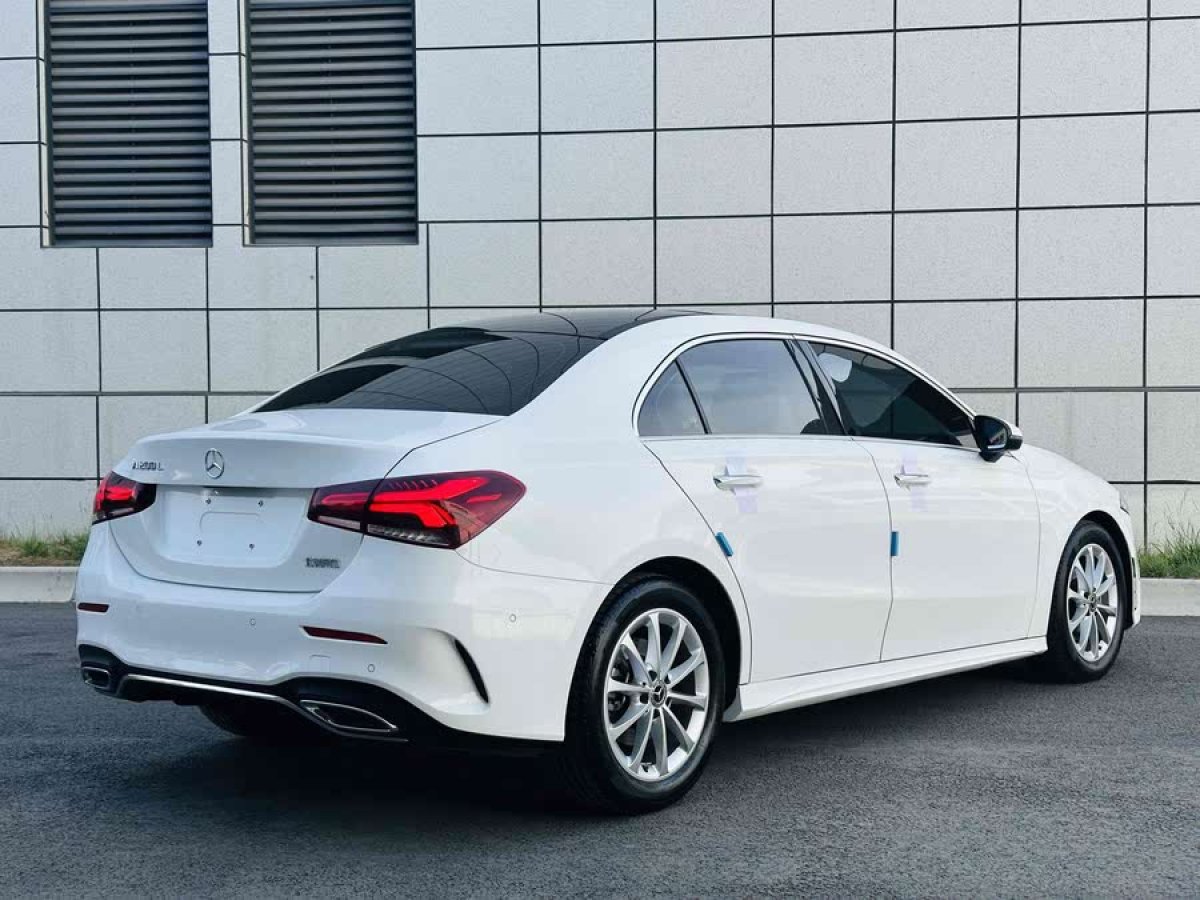 奔馳 奔馳A級  2022款 改款 A 200 L 運動轎車動感型圖片