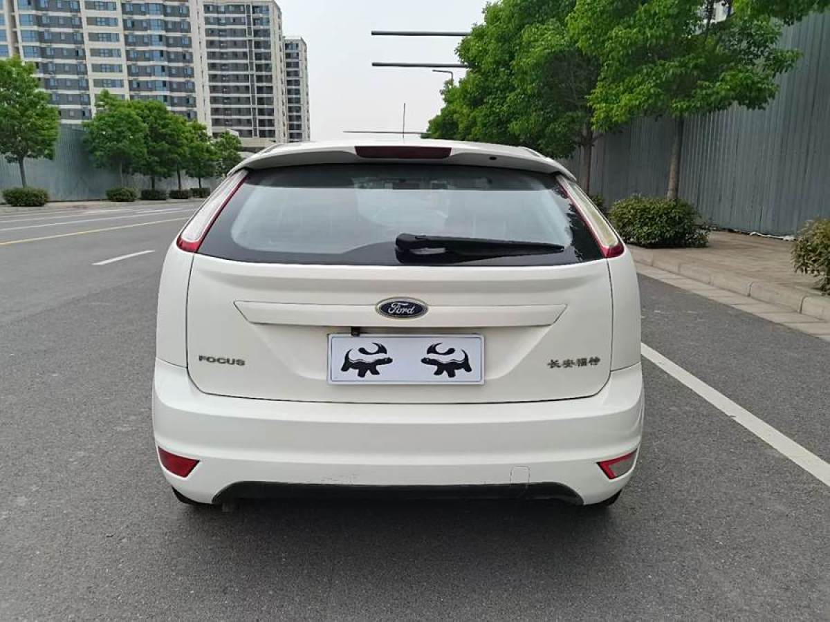 福特 ?？怂? 2013款 兩廂經(jīng)典 1.8L 手動(dòng)基本型圖片