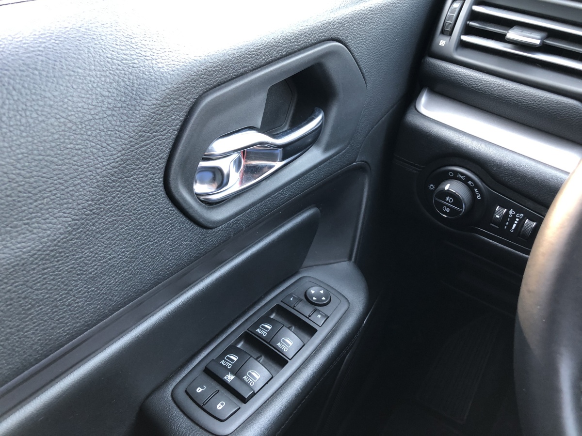 Jeep 指揮官  2018款 2.0T 兩驅(qū)進(jìn)享版圖片