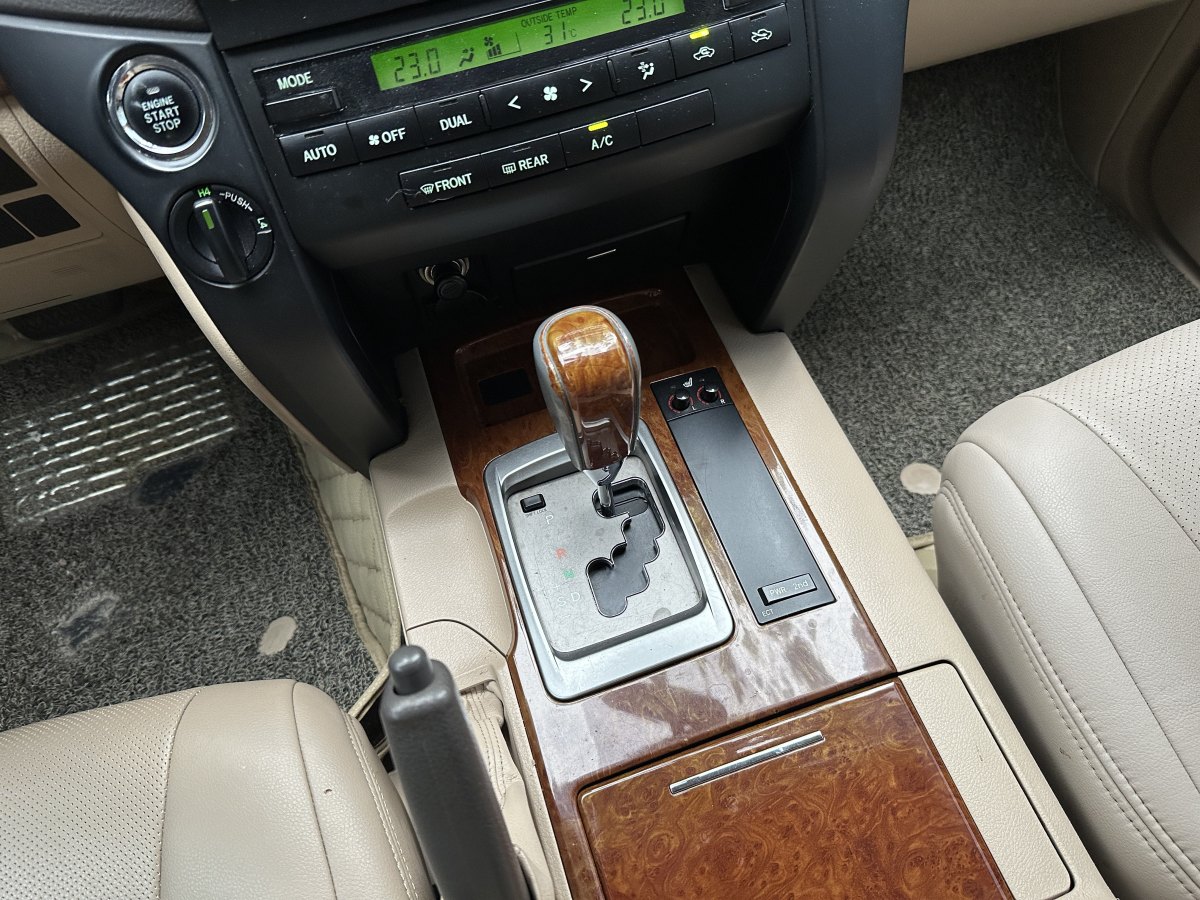 豐田 蘭德酷路澤  2015款 4.0L V6 中東低配版圖片