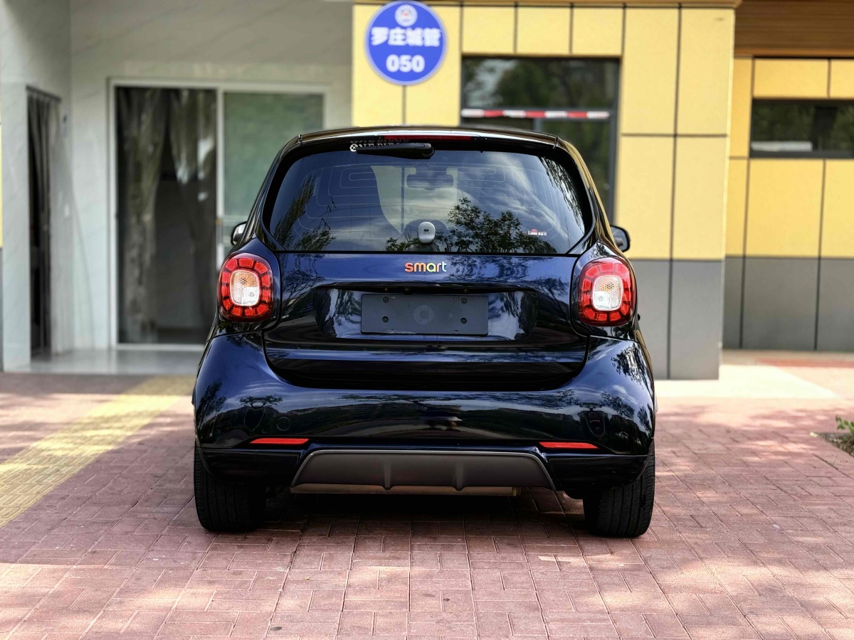 smart fortwo  2019款 0.9T 66千瓦馭風(fēng)藍(lán)特別版圖片
