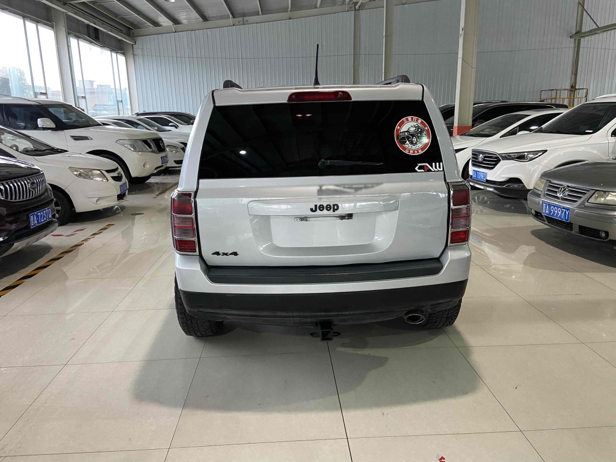 Jeep 自由客  2013款 2.4 炫黑運(yùn)動(dòng)版圖片