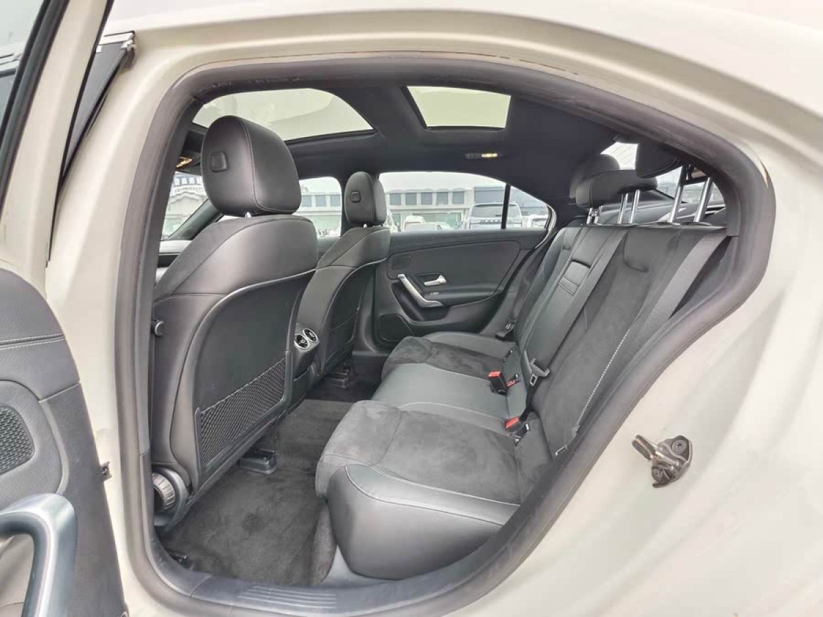 奔馳 奔馳A級(jí)  2019款  改款 A 200 L 運(yùn)動(dòng)轎車圖片