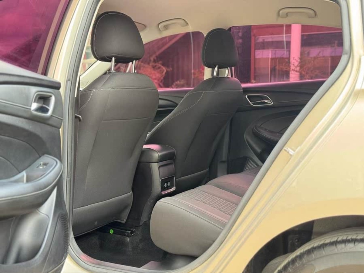 榮威 i5  2020款 1.5L 手動(dòng)4G互聯(lián)領(lǐng)豪版圖片
