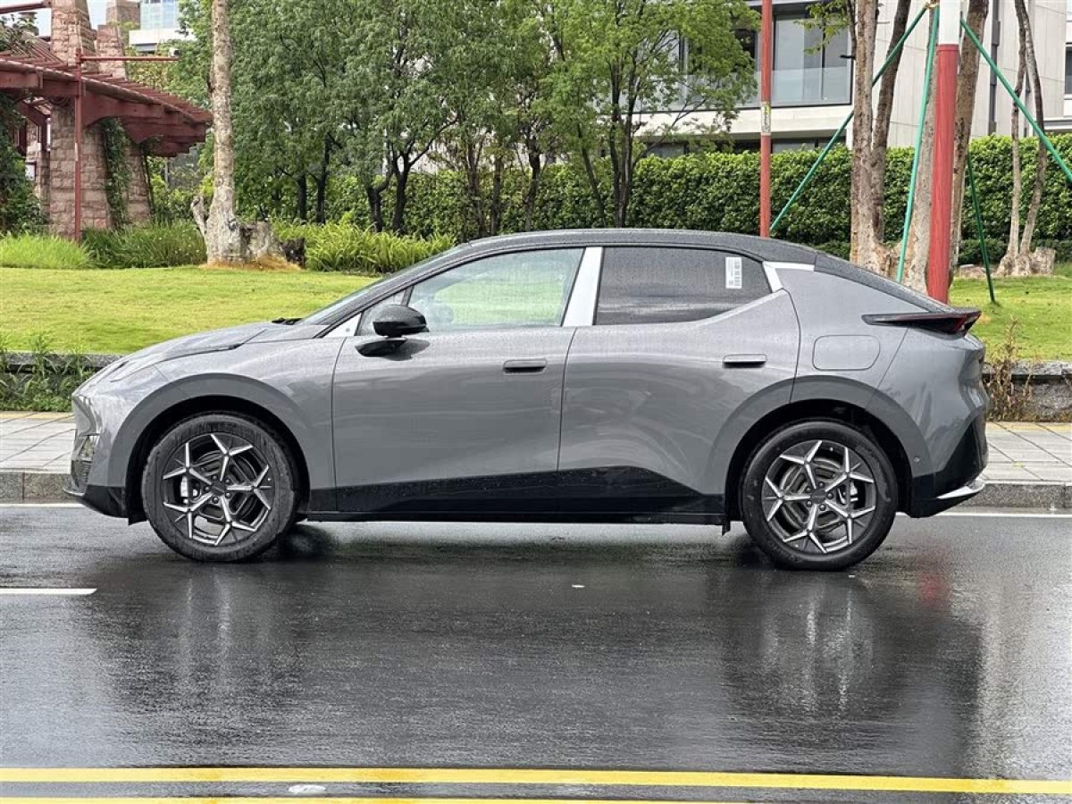 領(lǐng)克 領(lǐng)克Z10  2025款 71kWh 602km后驅(qū)Pro圖片